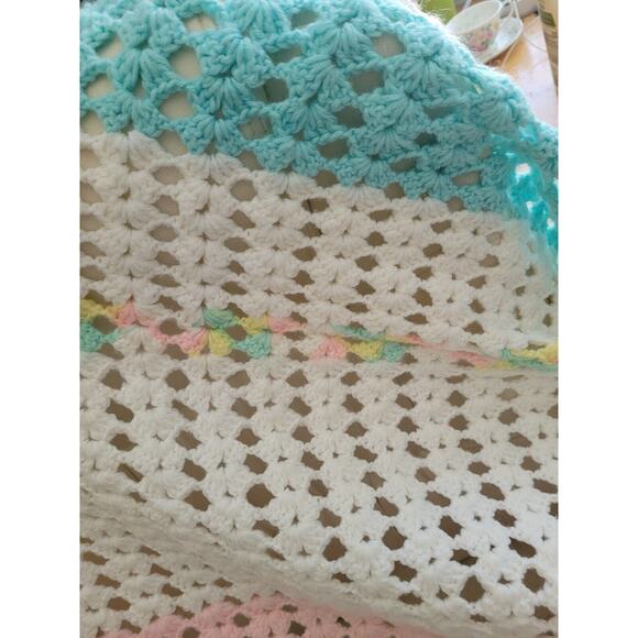 Beautiful Hand Crochet baby blanket  scalloped edges vintage - Picture 2 of 4